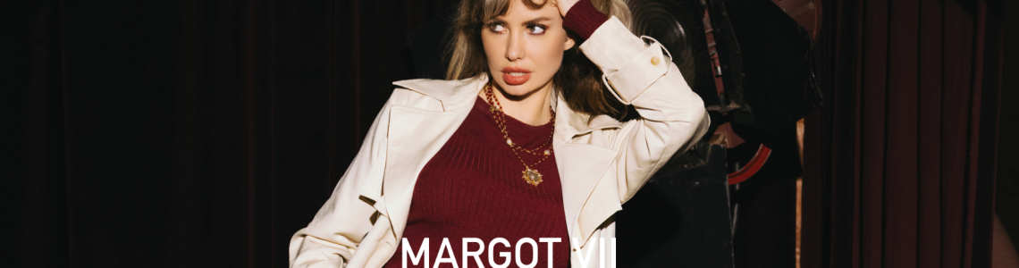 Le Trench Sky de MARGOT VII, iconique de la saison, sublimé dans une atmosphère festive