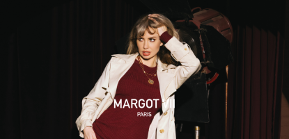 Le Trench Sky de MARGOT VII, iconique de la saison, sublimé dans une atmosphère festive